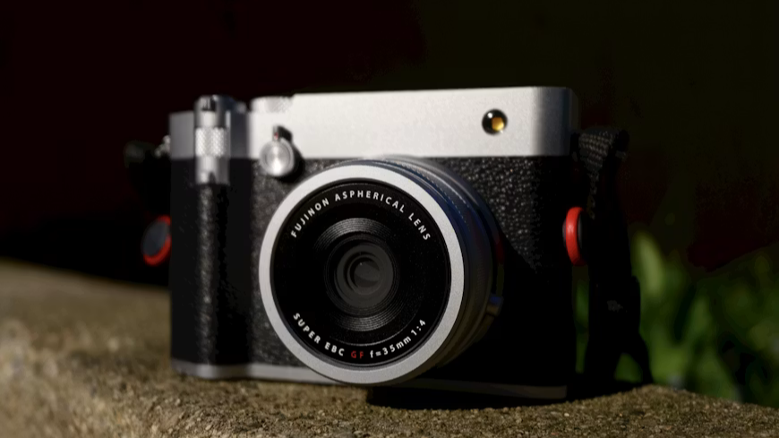 暗い背景の中に置かれたFUJIFILM GFX100RFの写真