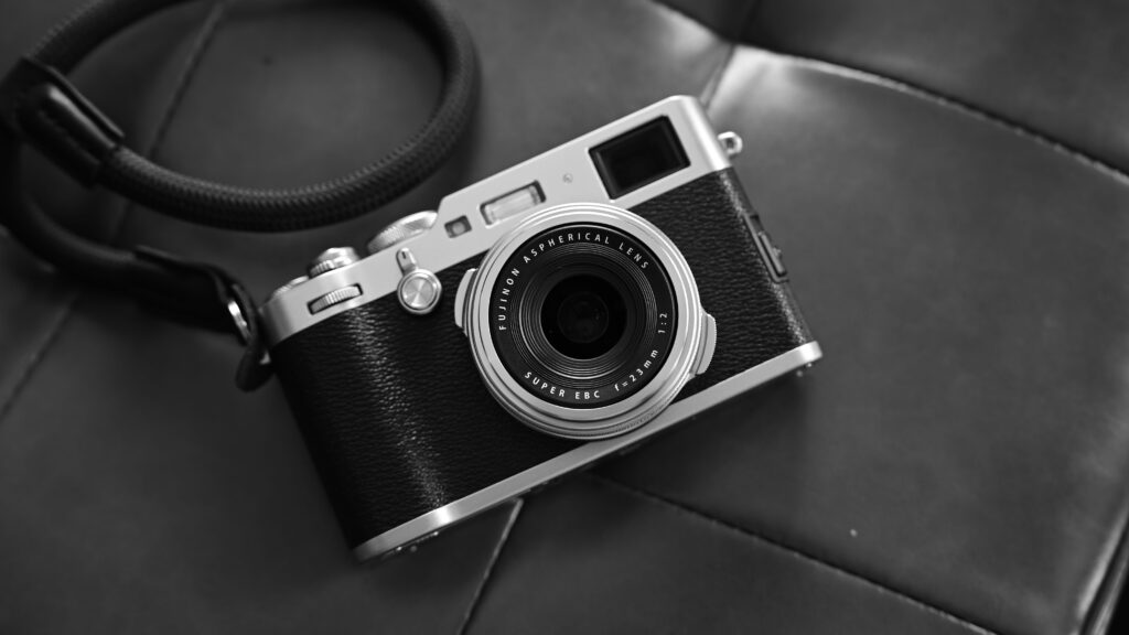 黒いレザー調の上に置かれたFUJIFILM X100VIの写真