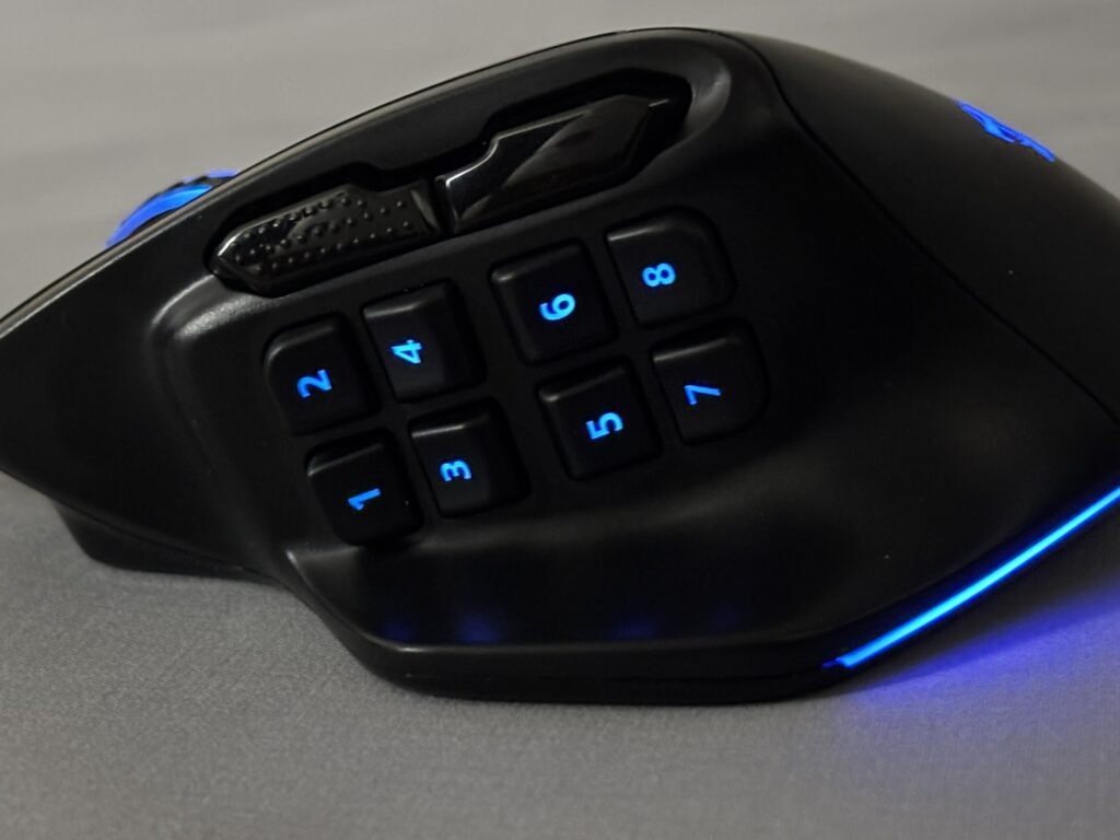 Redragon M811 Wiredのサイドボタンと青く光る番号キーを拡大した写真