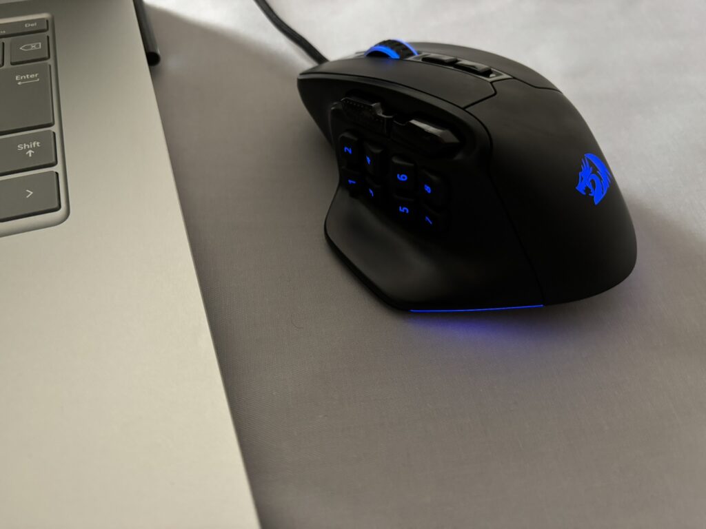 ノートPCの横に置いたRedragon M811 Wiredの作業環境での使用イメージ写真