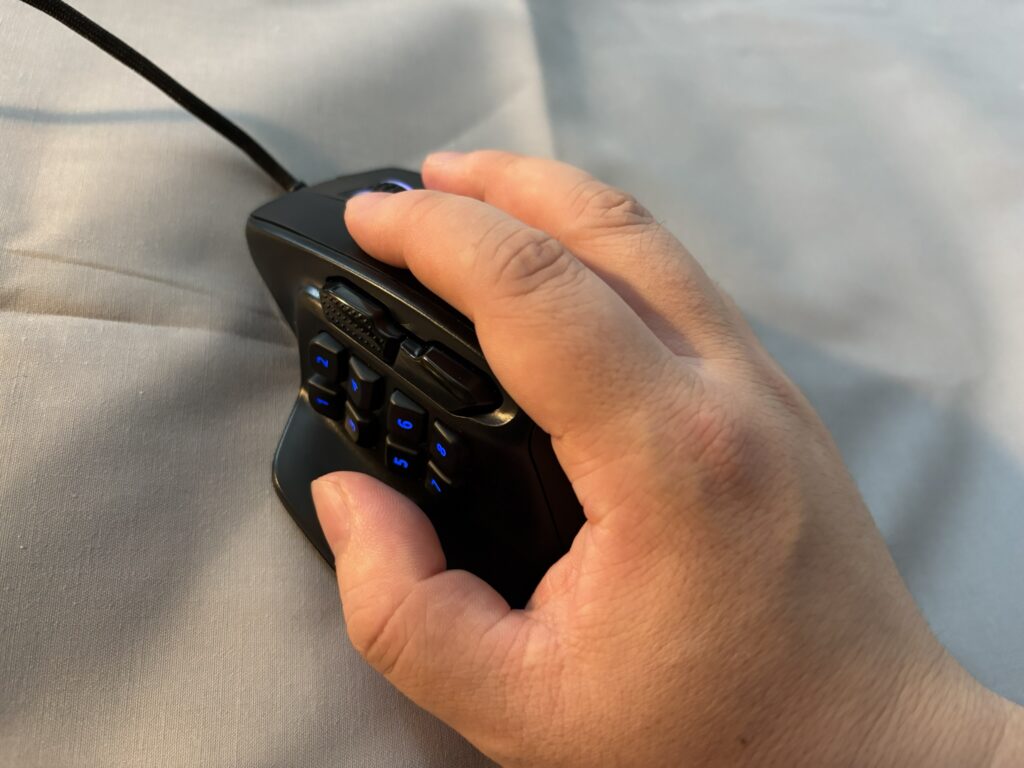 Redragon M811 Wiredに手を置いたときのサイズ感と持ち方が分かる写真