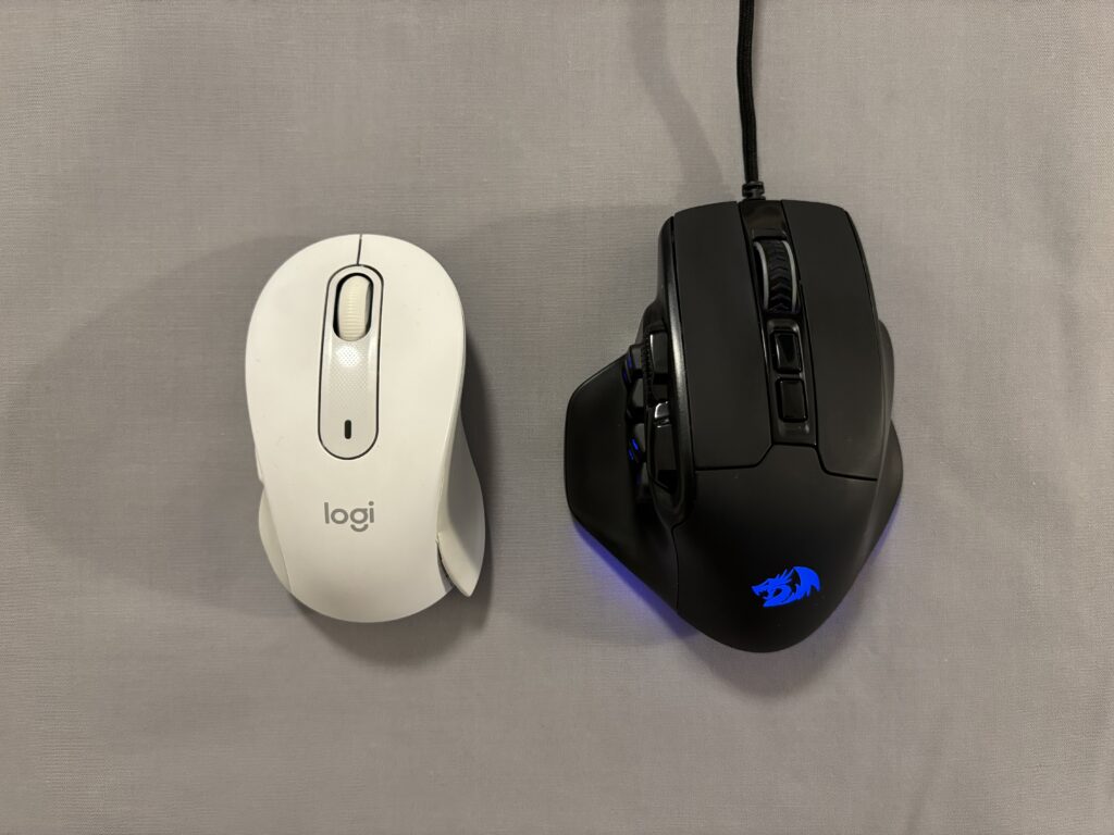 Redragon M811 WiredとLogicool M650を並べてサイズ感を比較した写真