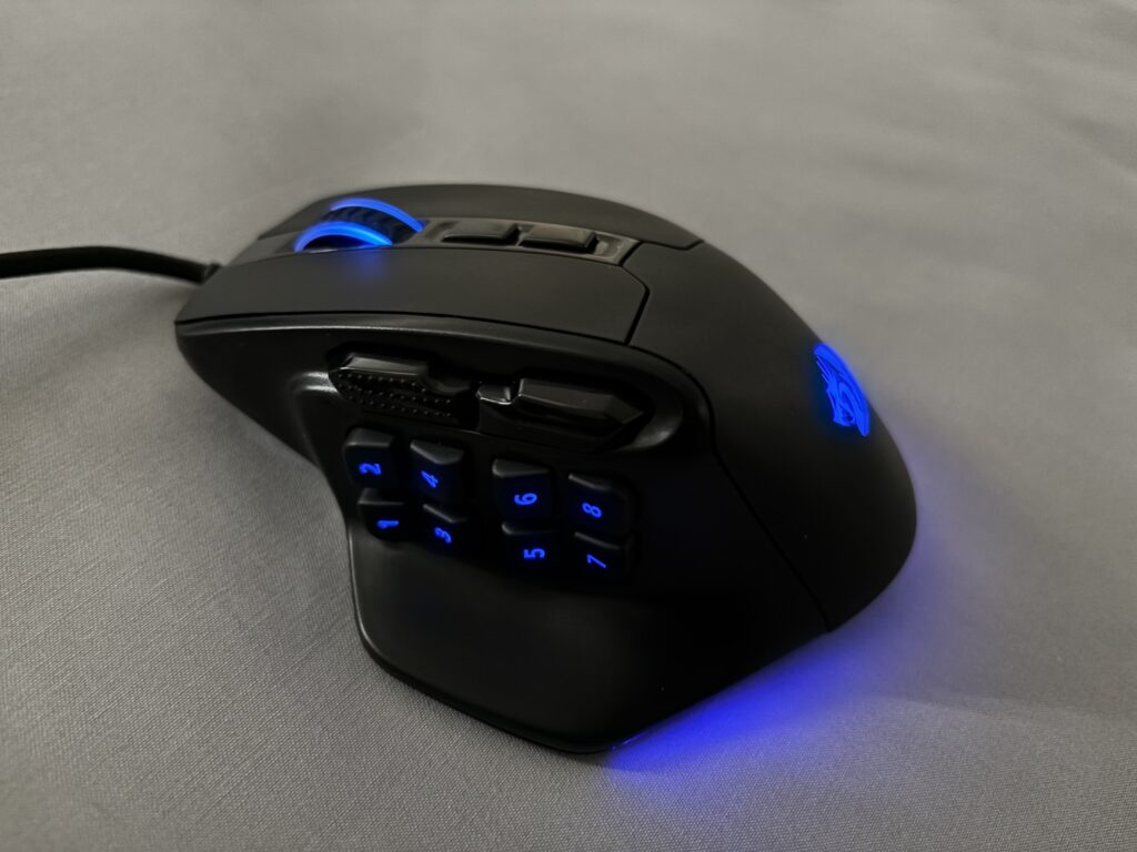 Redragon M811 Wiredの側面にある8個のサイドボタンを写した写真