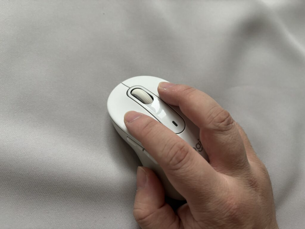 Logicool M650に手を置いたときのサイズ感が分かる写真