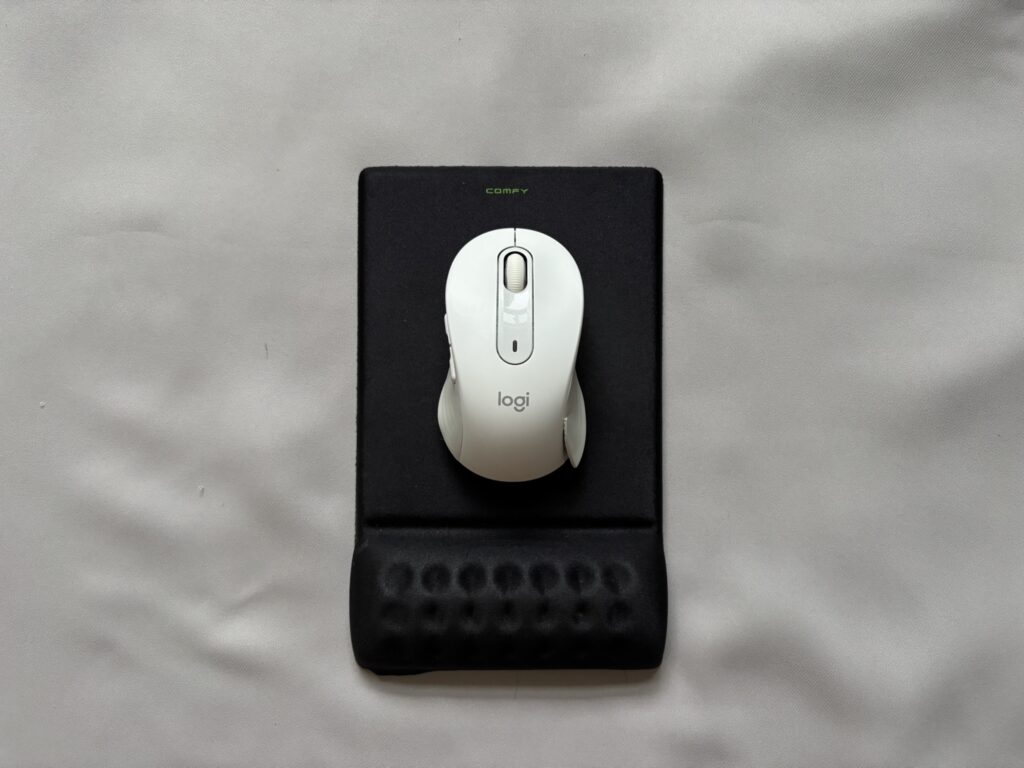 エレコムCOMFYマウスパッドの上に置いたLogicool M650の写真