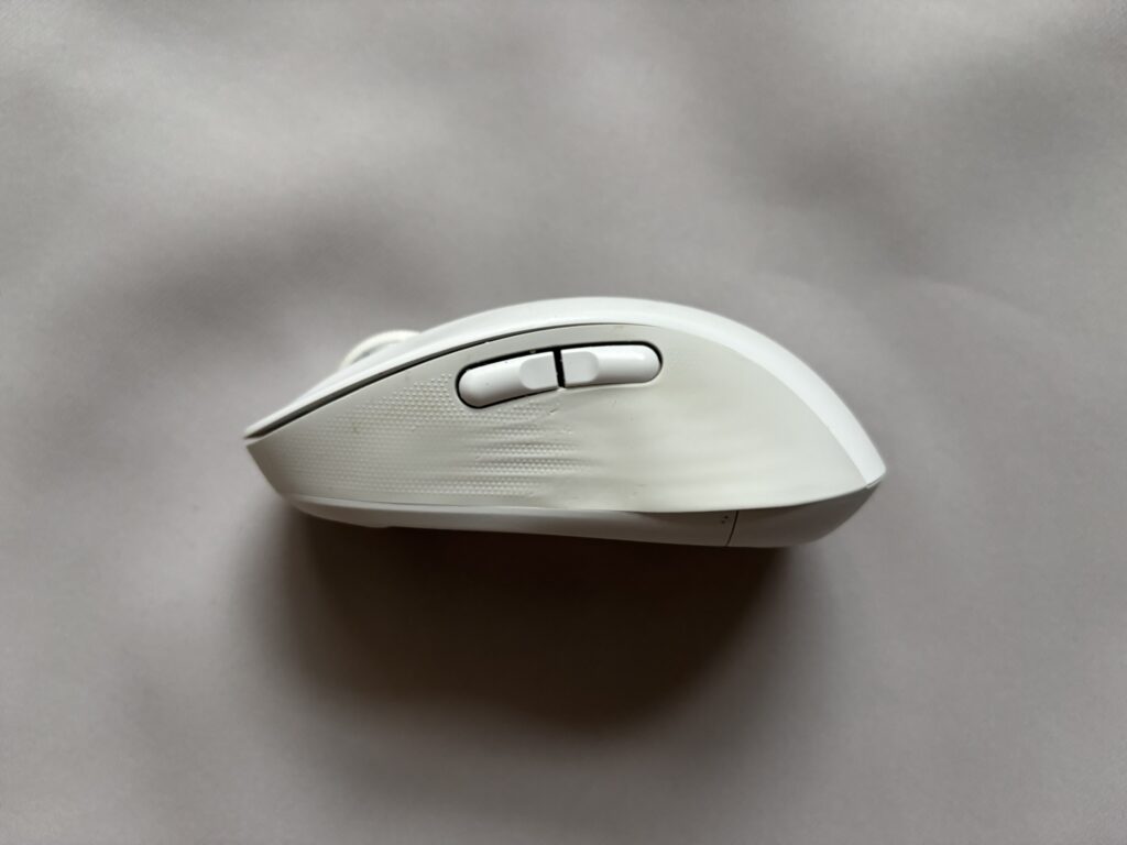 Logicool M650の側面にある戻る進むボタンを写した写真