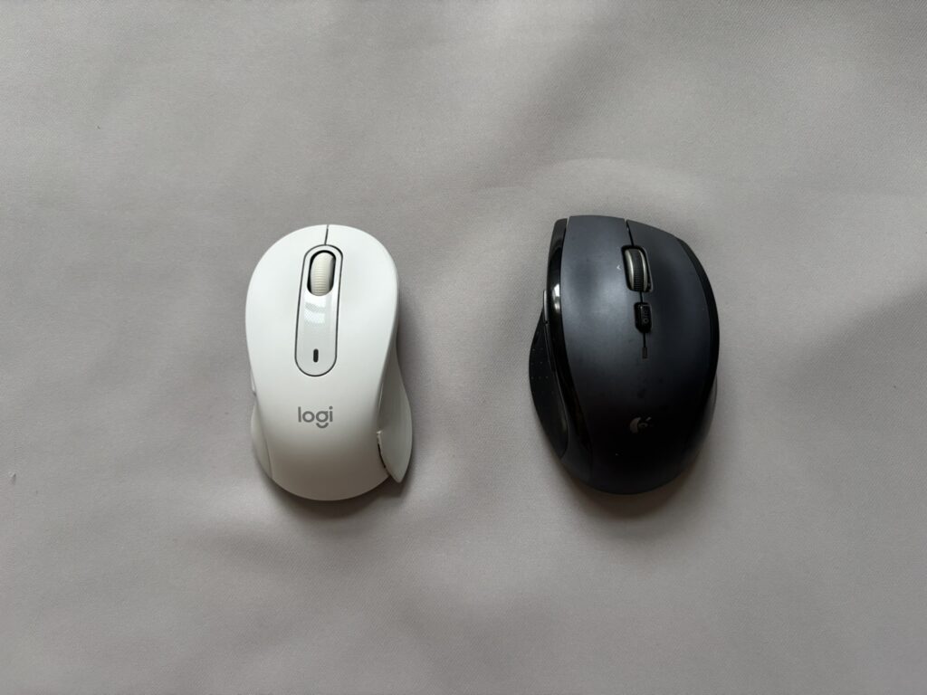 白いLogicool M650と黒いマウスを並べてサイズ感を比較した写真