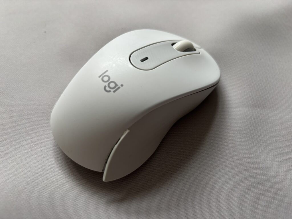 長く使って側面の外装が剥がれたLogicool M650の写真