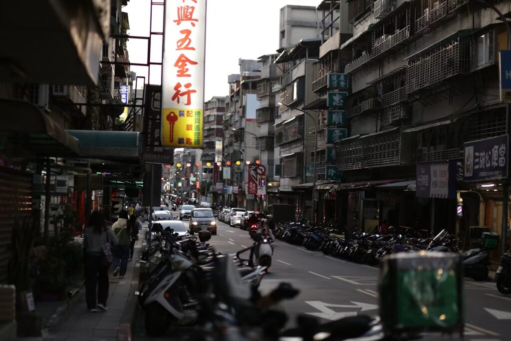 台湾の街中に多くのスクーターが停められている写真