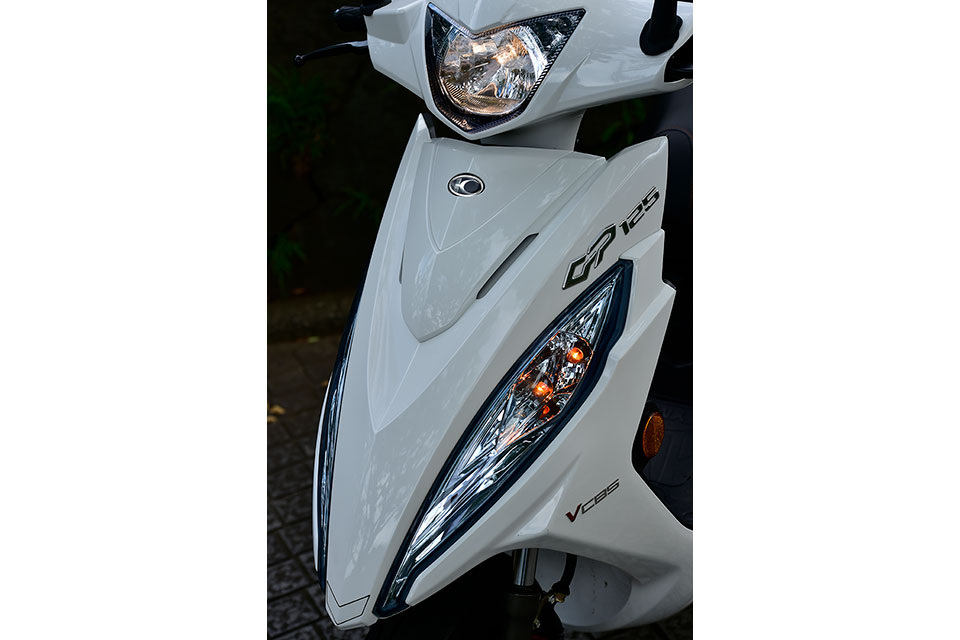 KYMCO GP 125 VCBSのヘッドライトとフロントカウルを拡大した画像