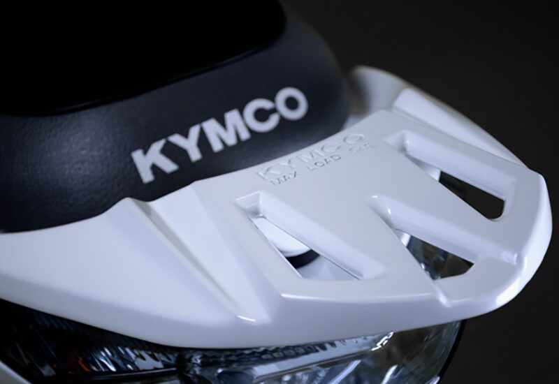 KYMCO GP 125 VCBSの後部デザインとKYMCOロゴを写した画像
