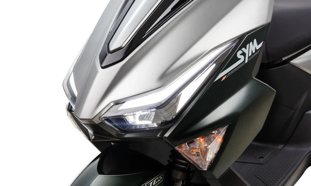 SYM ECHS 125のヘッドライトとフロントカウルを拡大した画像