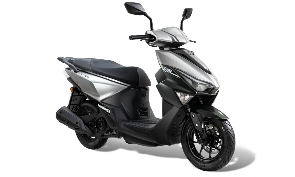 SYM ECHS 125のグレーの車体を斜め前から見た画像
