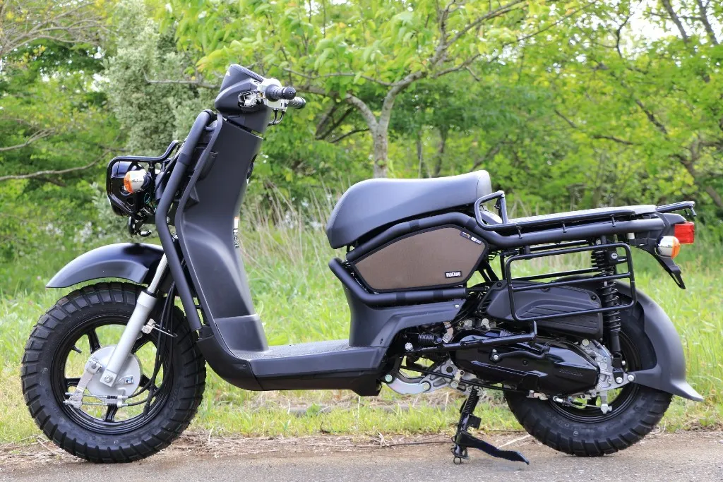 ベンリィ110をベースにしたカスタム車両 VESGRIDE FLIPを横から見た画像