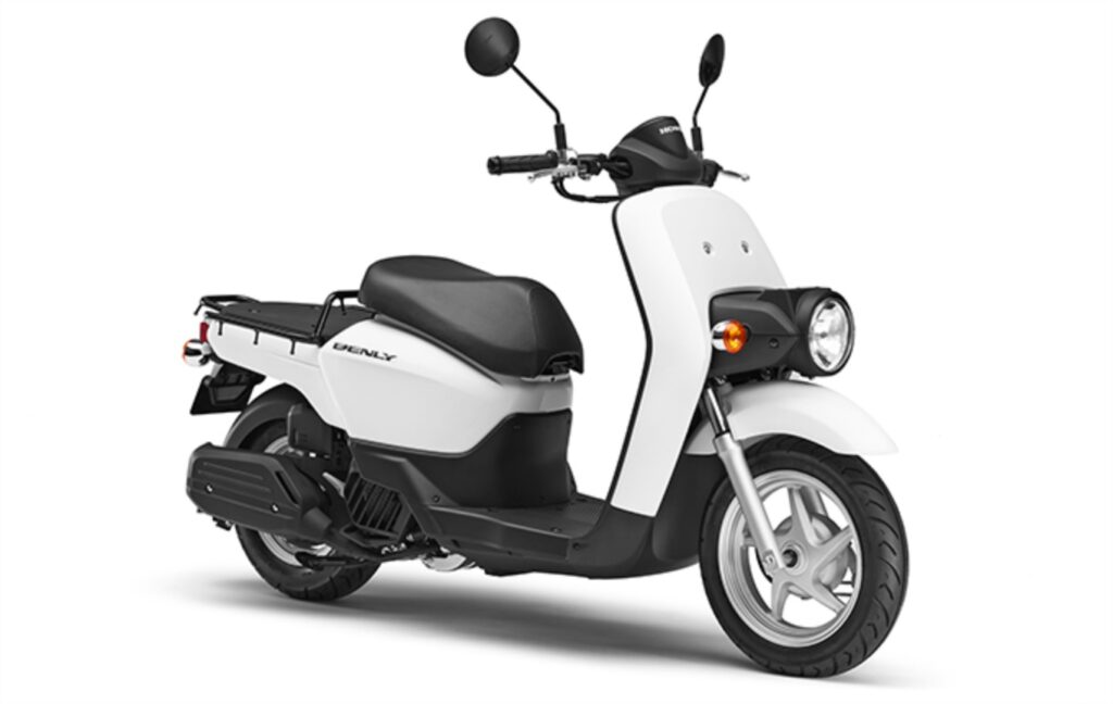 ホンダ ベンリィ110を斜め前から見た車体画像