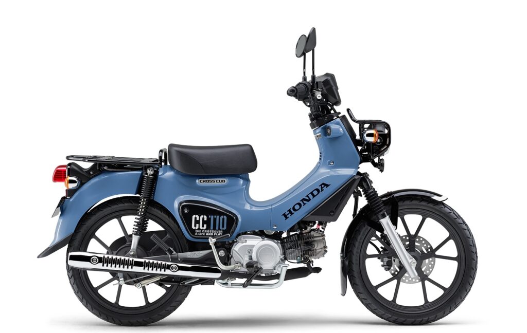 ブルーのホンダ クロスカブ110を横から見た車体画像