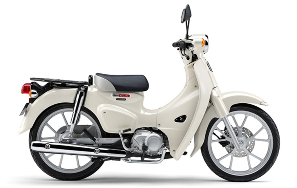 ホンダ スーパーカブ110を横から見た車体画像