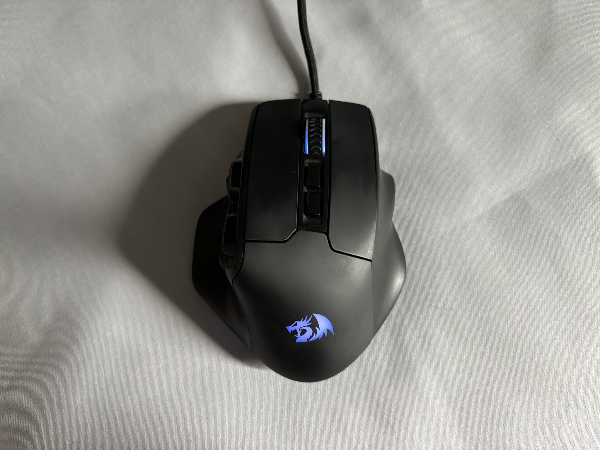 Redragon M811 Wiredの上面を撮影した作業用多ボタンマウスの写真