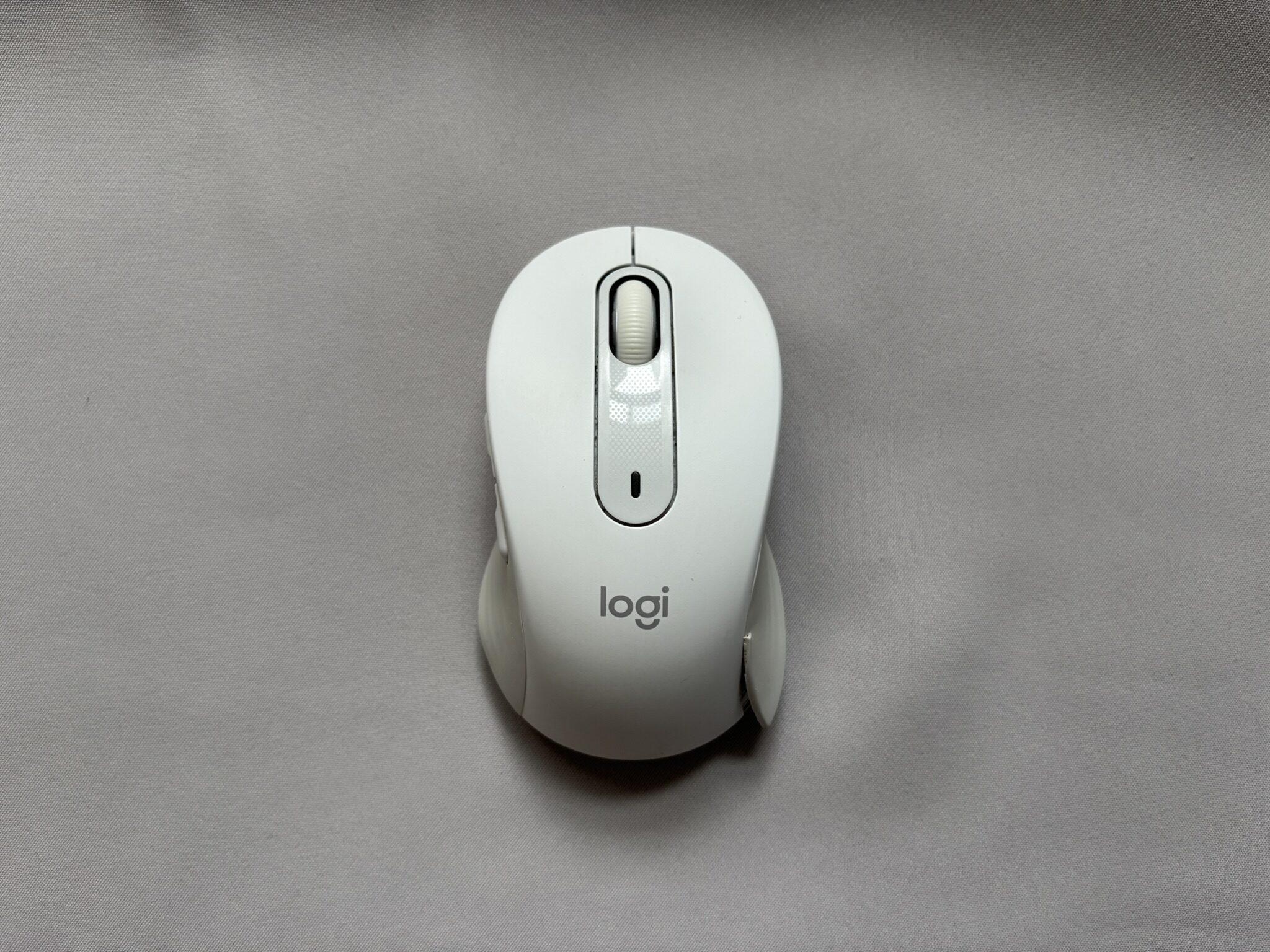 Logicool M650の白いワイヤレスマウスを正面から撮影した写真